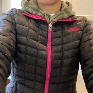 Northface shell, well used, we have pets. Clean! Xs black